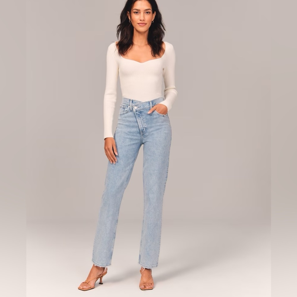 NWT Abercrombie 90s Straight Ultra High Rise Cross Waist Jeans. Size 2, 26in